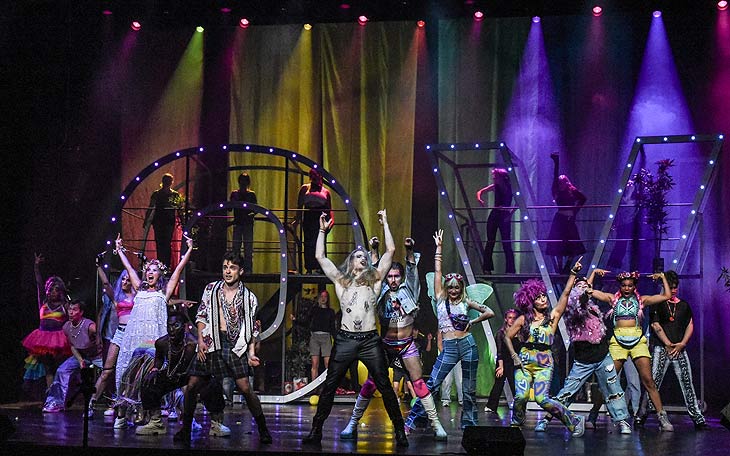 in der Mitte Denis Riffel: Hair - Musical vom 14.07.-30.07.2023 im Deutschen Theater (©Foto: Susanne Brill)